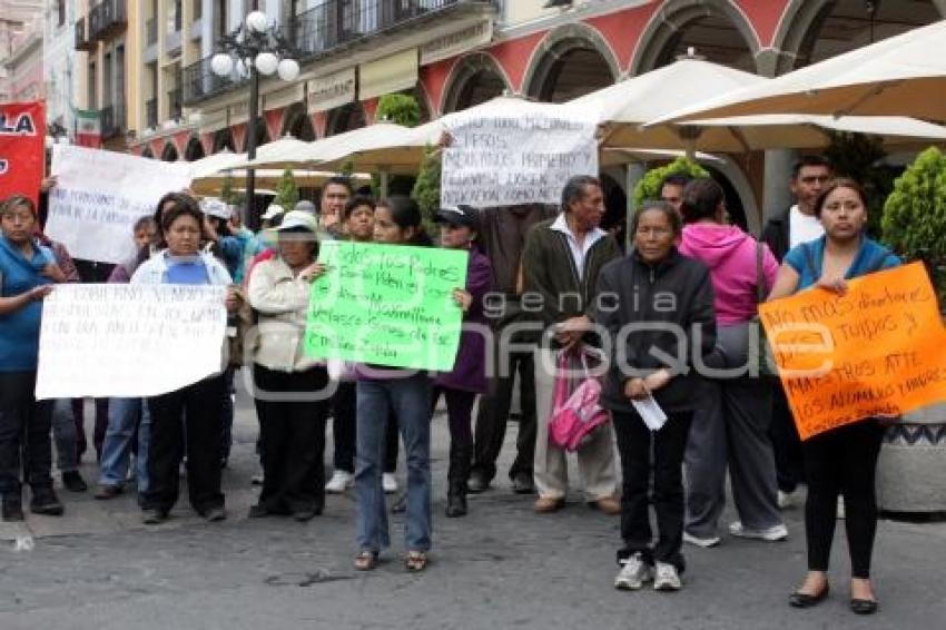 PADRES DE FAMILIA APOYAN A MAESTROS