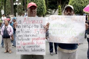 PADRES DE FAMILIA APOYAN A MAESTROS