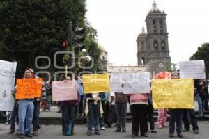 PADRES DE FAMILIA APOYAN A MAESTROS