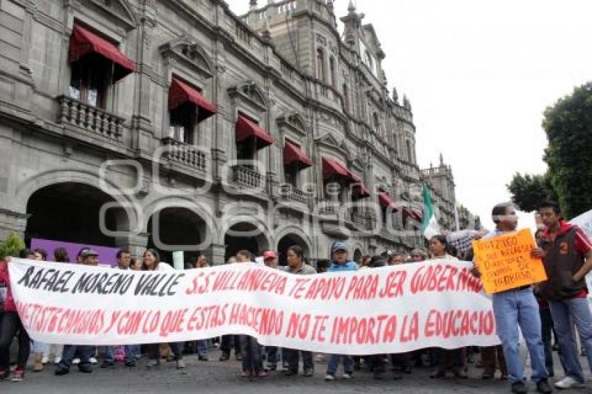 PADRES DE FAMILIA APOYAN A MAESTROS