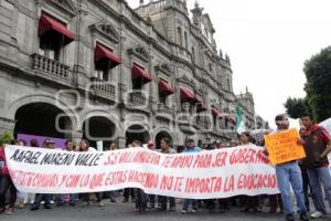 PADRES DE FAMILIA APOYAN A MAESTROS