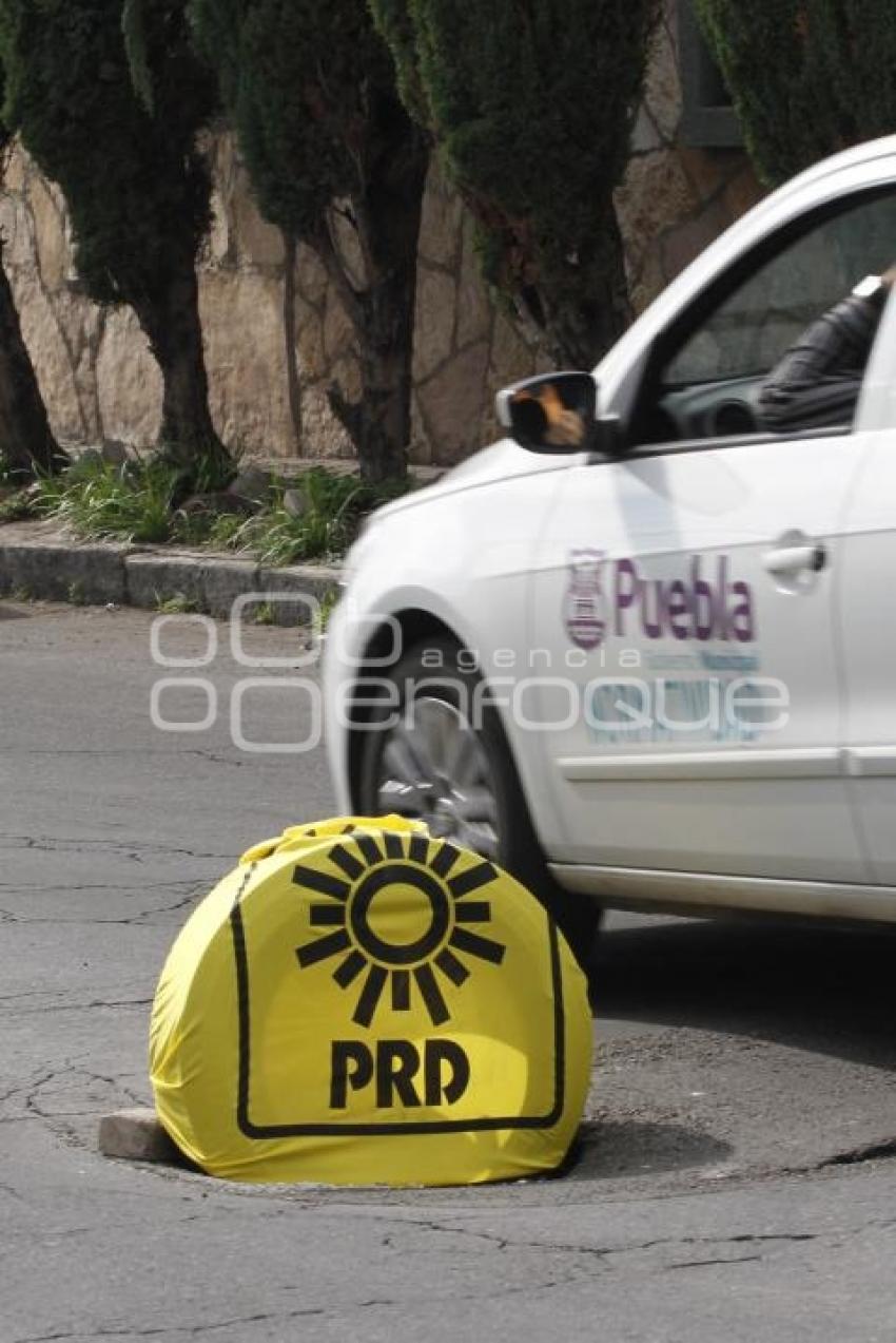 CUBREN BACHE CON PLAYERA DEL PRD