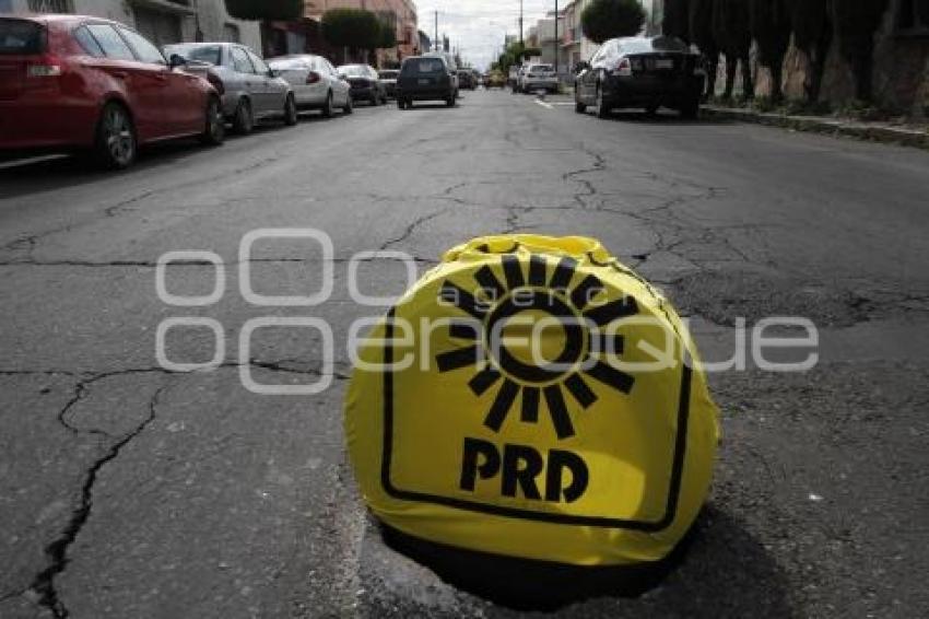 CUBREN BACHE CON PLAYERA DEL PRD