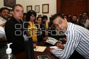 ENTREGA IZQUIERDA DOCUMENTO AL AYUNTAMIENTO