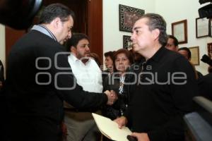 ENTREGA IZQUIERDA DOCUMENTO AL AYUNTAMIENTO