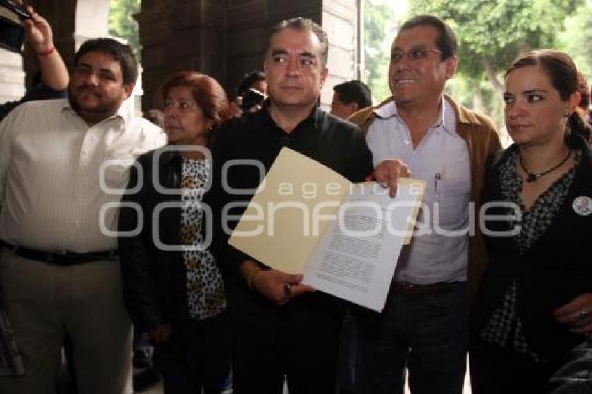 ENTREGA IZQUIERDA DOCUMENTO AL AYUNTAMIENTO