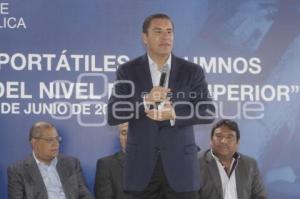 GOBIERNO . ENTREGA DE COMPUTADORAS