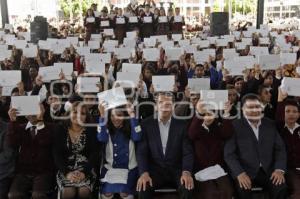 GOBIERNO . ENTREGA DE COMPUTADORAS