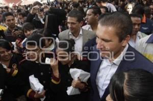 GOBIERNO . ENTREGA DE COMPUTADORAS