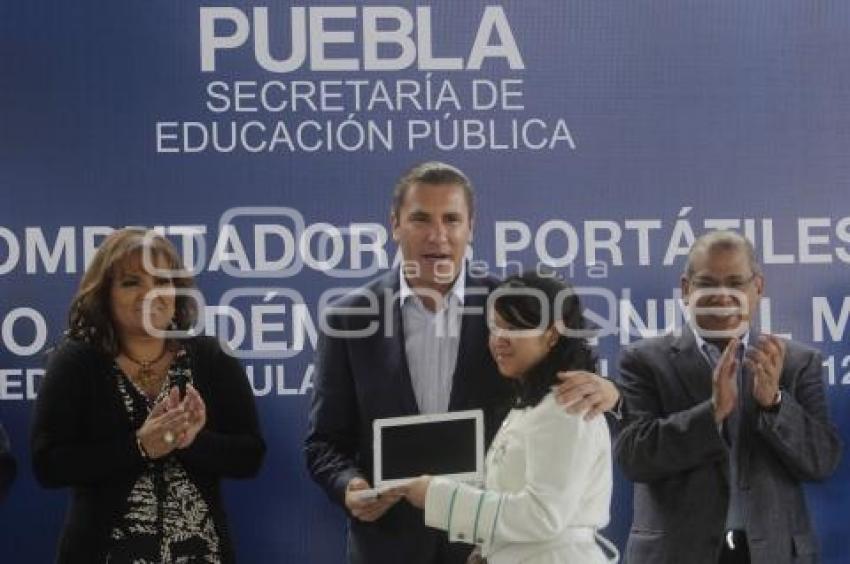 GOBIERNO . ENTREGA DE COMPUTADORAS