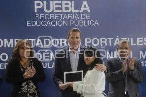 GOBIERNO . ENTREGA DE COMPUTADORAS
