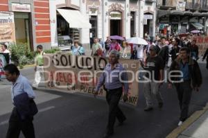 MARCHAN EN APOYO A MAESTROS CESADOS