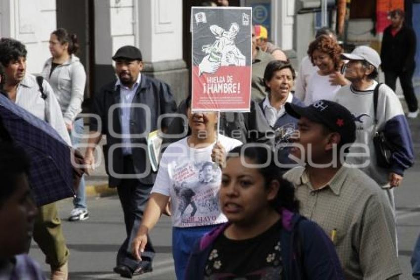 MARCHAN EN APOYO A MAESTROS CESADOS