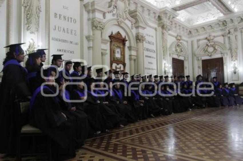 FOTO EN EL SALÓN DE CABILDOS