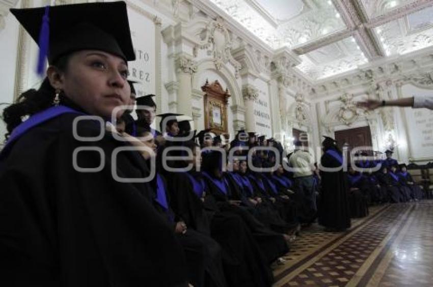 FOTO EN EL SALÓN DE CABILDOS