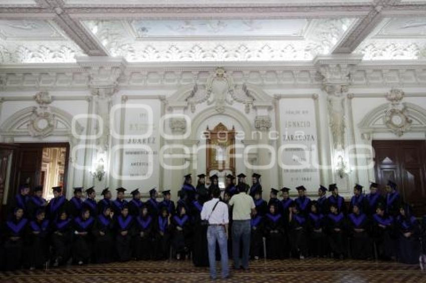 FOTO EN EL SALÓN DE CABILDOS