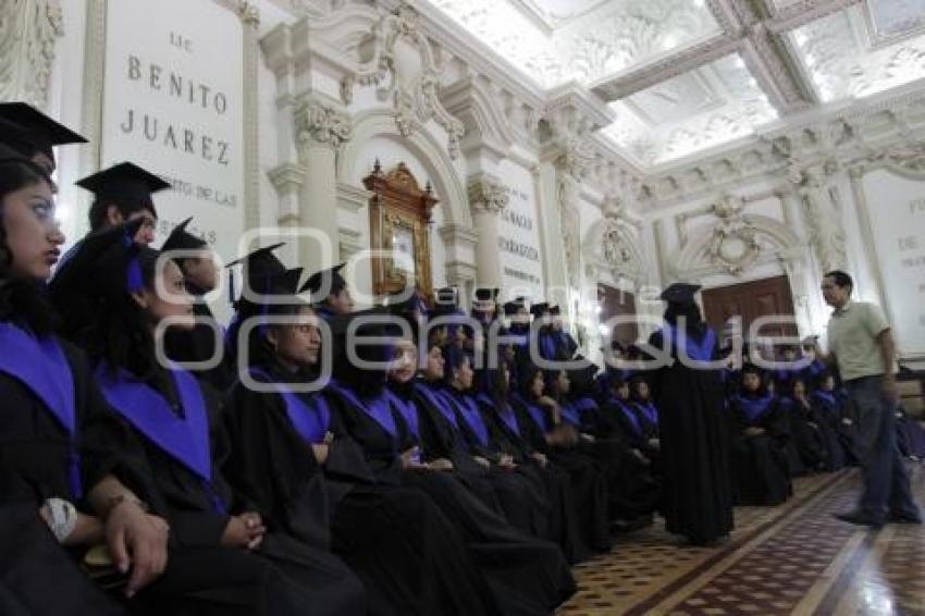 FOTO EN EL SALÓN DE CABILDOS