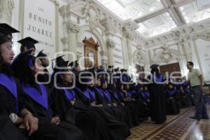 FOTO EN EL SALÓN DE CABILDOS