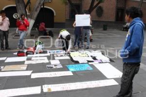 MANIFESTACIÓN FRENTE AL CAROLINO