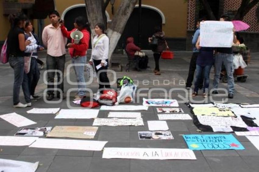 MANIFESTACIÓN FRENTE AL CAROLINO