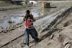 NIÑOS JUEGAN JUNTO A VASO REGULADOR