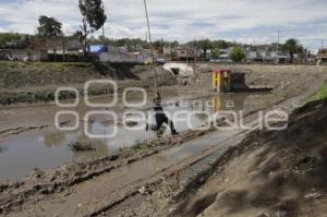 NIÑOS JUEGAN JUNTO A VASO REGULADOR