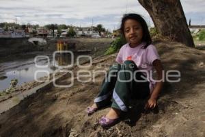 NIÑOS JUEGAN JUNTO A VASO REGULADOR