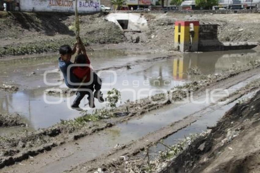 NIÑOS JUEGAN JUNTO A VASO REGULADOR