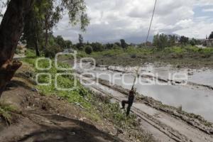 NIÑOS JUEGAN JUNTO A VASO REGULADOR