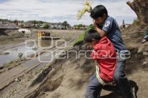 NIÑOS JUEGAN JUNTO A VASO REGULADOR