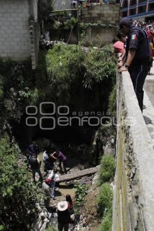 CAE EN BARRANCA Y MUERE