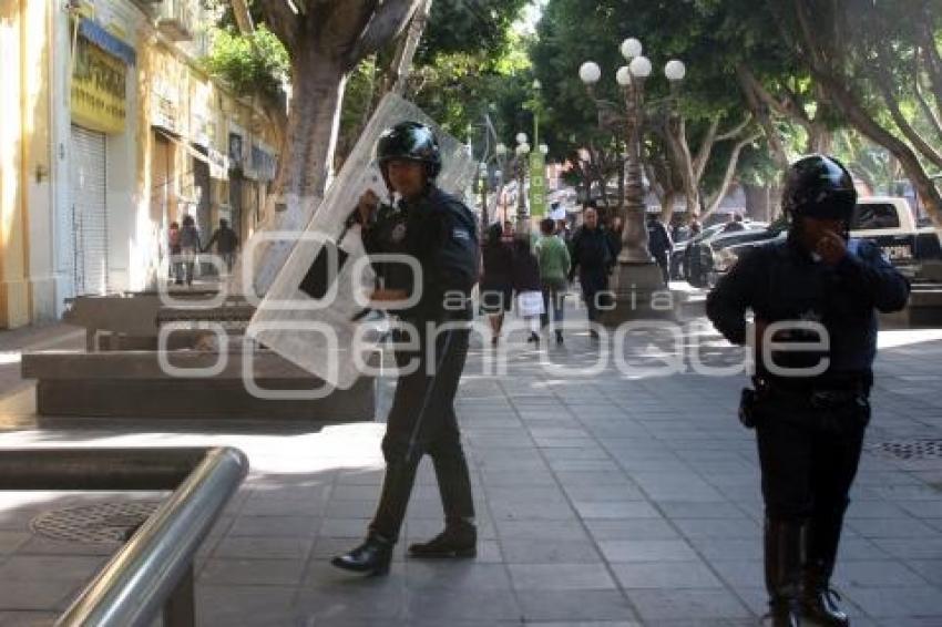 POLICÍAS EN LA 5 DE MAYO