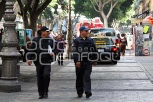 POLICÍAS EN LA 5 DE MAYO