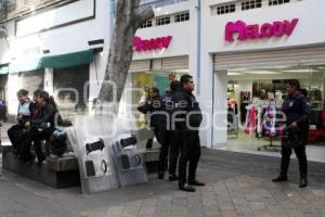 POLICÍAS EN LA 5 DE MAYO