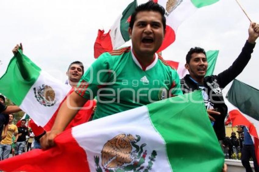 POBLANOS FESTEJAN EN LA JUÁREZ
