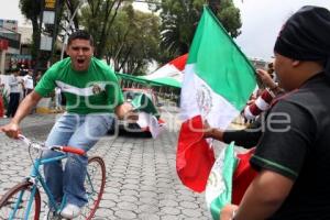 POBLANOS FESTEJAN EN LA JUÁREZ