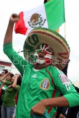 POBLANOS FESTEJAN EN LA JUÁREZ