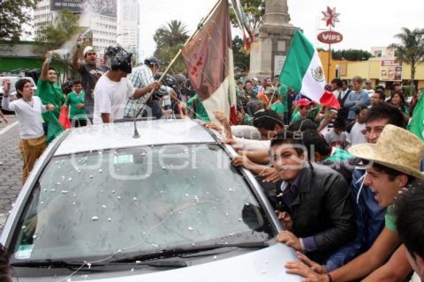 POBLANOS FESTEJAN EN LA JUÁREZ
