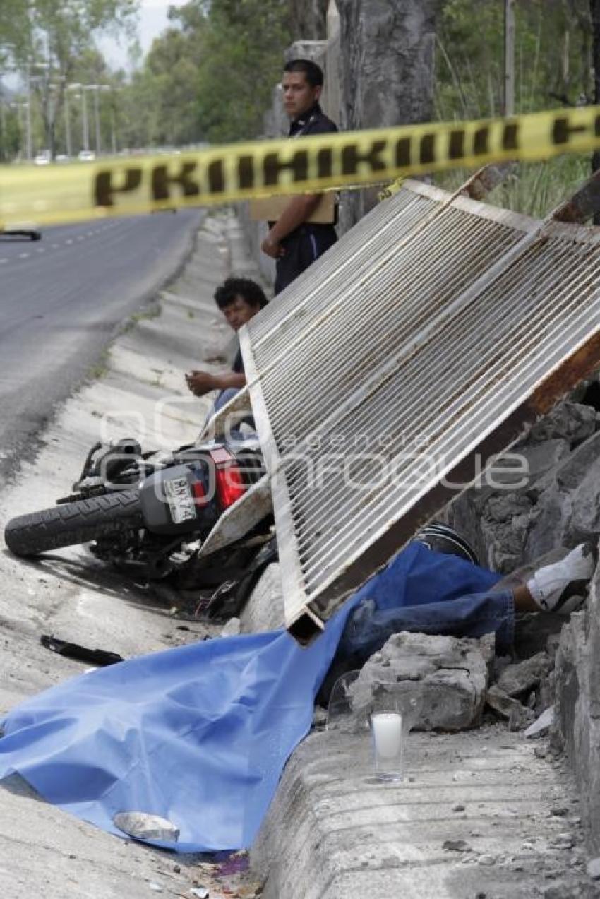 MUERE AL CAER DE MOTOCICLETA