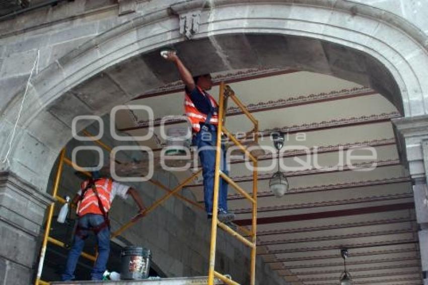 LIMPIAN FACHADA DEL PALACIO MUNICIPAL