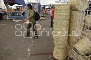 COMERCIANTES SE INSTALAN EN EL ESTACIONAMIENTO MERCADO HIDALGO