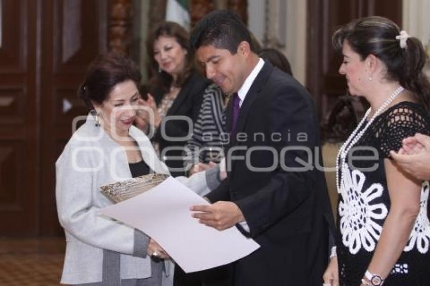 MERITO INSTITUCIONAL A GLORIA LÓPEZ MORALES