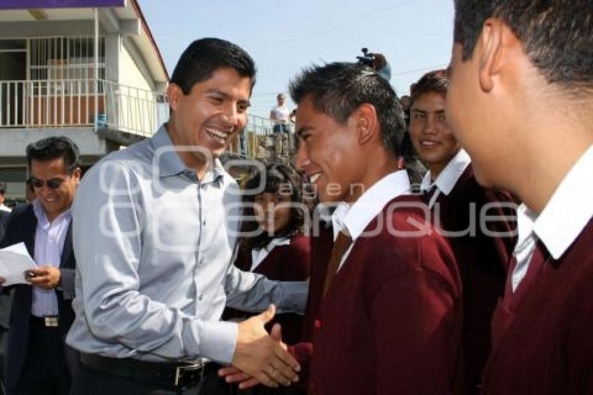 EDUARDO RIVERA ENTREGÓ AULA DE MEDIOS