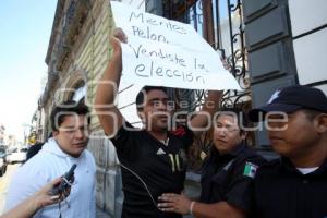 JÓVENES AGREDEN A ROY CAMPOS