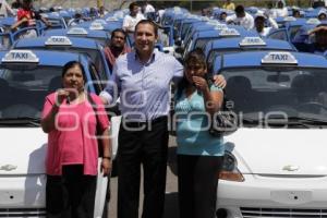 ENTREGAN TAXIS LOCALES QUE SUSTITUYEN MOTOTAXIS