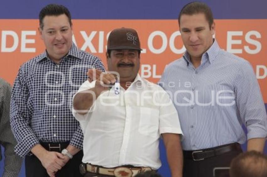 ENTREGAN TAXIS LOCALES QUE SUSTITUYEN MOTOTAXIS