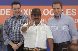 ENTREGAN TAXIS LOCALES QUE SUSTITUYEN MOTOTAXIS