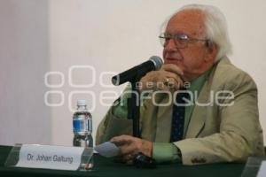 DR. JOHAN GALTUNG EXPERTO SOLUCION DE CONFLICTO