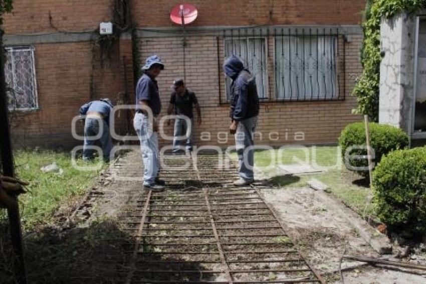 RETIRAN REJAS EN UNIDAD HABITACIONAL