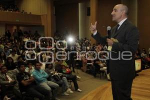 MIGUEL CARBONELL PRESENTA LIBRO EN DERECHO DE LA BUAP